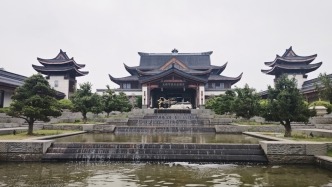 无锡万达文化旅游城内的“无锡雪浪宋品酒店”因无人出价流拍，起拍价4.362亿元