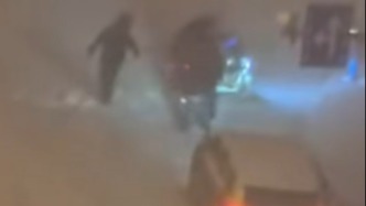 威海外賣小哥冰路滑倒，后車全員伸出援手