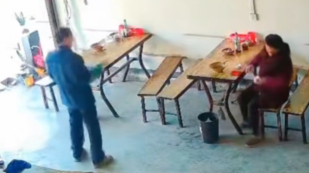 101岁奶奶馋米粉遇好心大哥买单，两天后离世，家人含泪寻恩人致谢