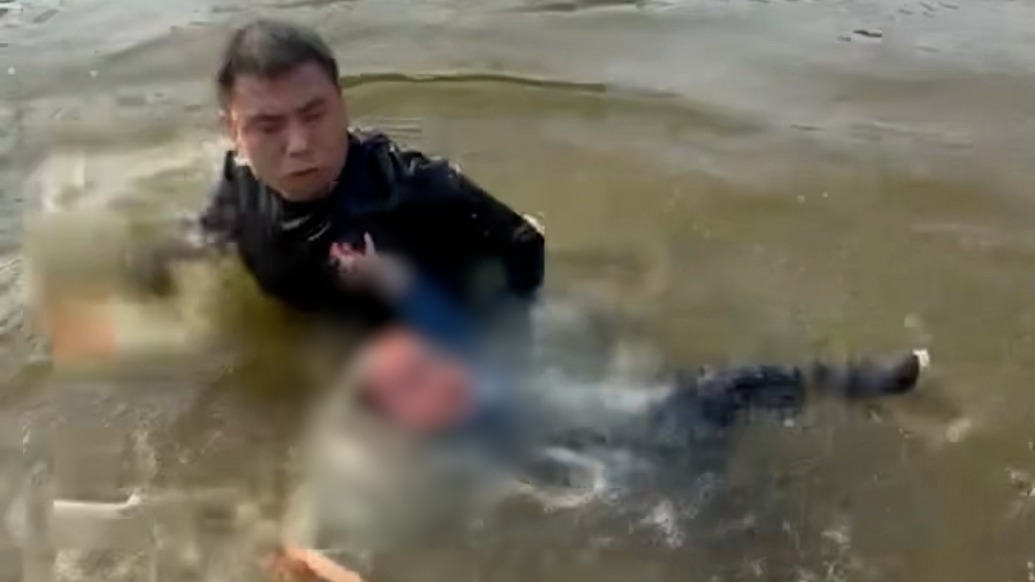 來(lái)不及脫衣服，聽(tīng)到呼救聲釣友跳水救起小男孩