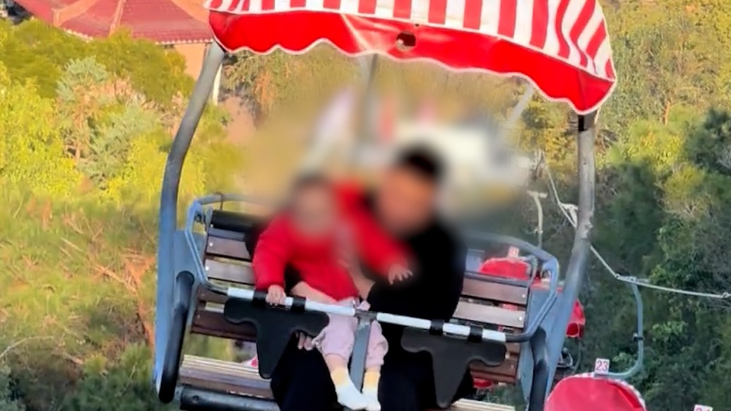 男子带幼童坐索道网友直呼危险，景区工作人员：没有限制，家长觉得可以就能坐