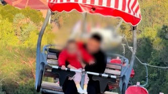 男子带幼童坐索道网友直呼危险，景区工作人员：没有限制，家长觉得可以就能坐