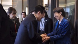 李在明訪問日本！高市早苗尖聲喊“您好”，又行90度鞠躬禮迎接