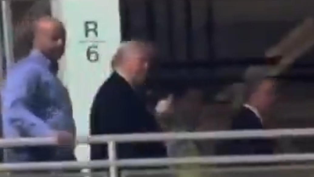 特朗普参观汽车工厂和民众对骂还竖中指，白宫：回应合适