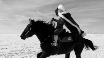 因意外坠马致头部严重受伤，贺娇龙不幸离世，年仅47岁