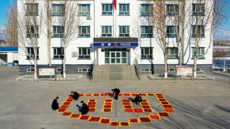 51面锦旗组成巨大110图案，民辅警重温往事称所有辛苦都值了