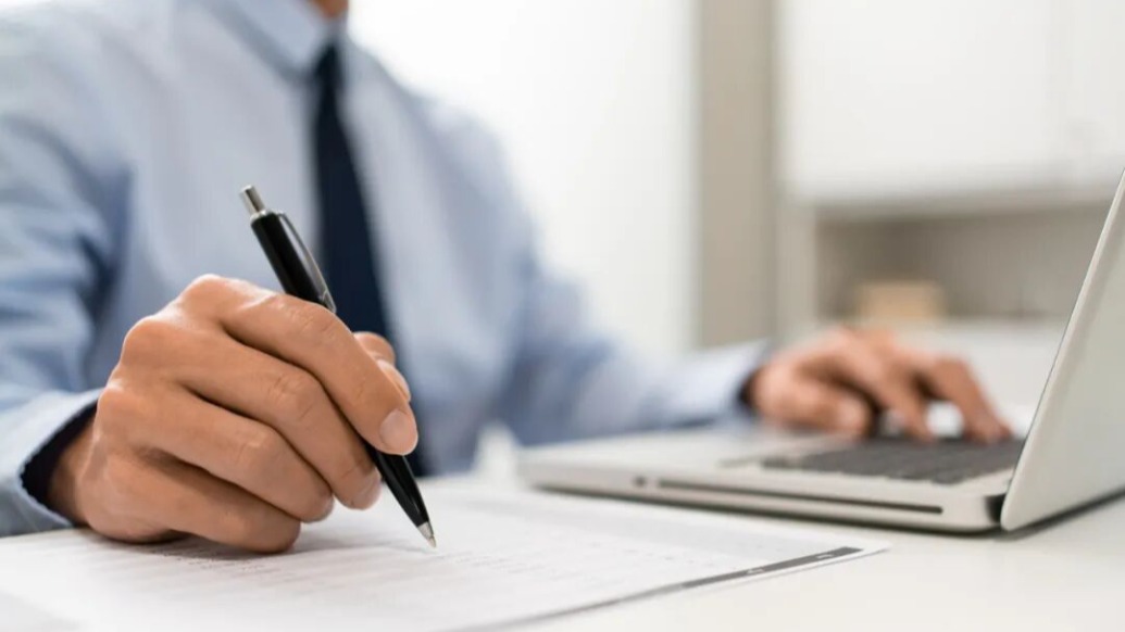 工程师拒绝调岗至流水线操作工，仍在原岗打卡被辞退，法院判了