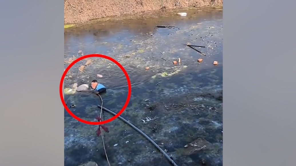 “人命关天的时候谁遇见都会救”，卤味小贩跳入冰河救起溺水男孩