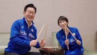 會談后臨時加戲！高市早苗送李在明鼓棒，還現(xiàn)場教學(xué)打架子鼓