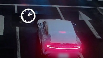 新能源車(chē)停路口長(zhǎng)時(shí)間不動(dòng)？民警強(qiáng)制“開(kāi)機(jī)”發(fā)現(xiàn)司機(jī)醉駕