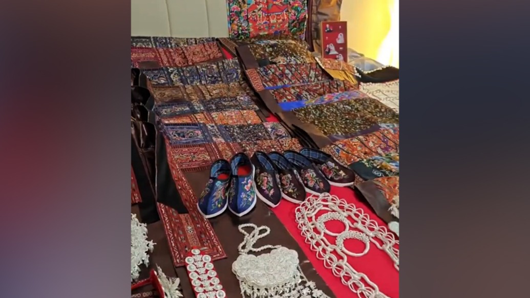 一針一線皆是祝福！女兒出嫁時滿床都是媽媽繡的苗族盛裝