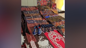 一针一线皆是祝福！女儿出嫁时满床都是妈妈绣的苗族盛装