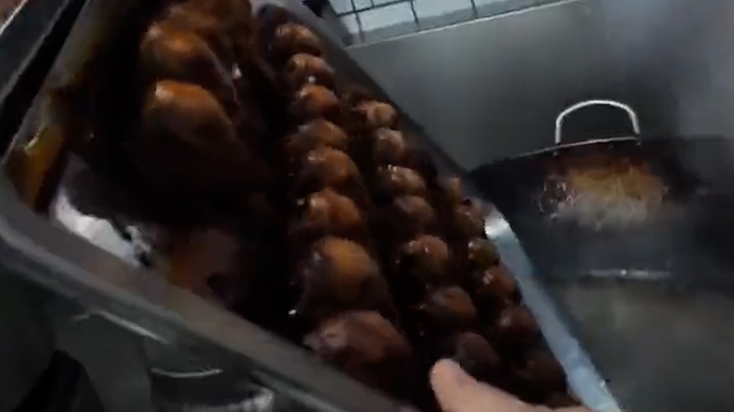 南京一餐馆后厨脚踩食材、发霉鸭头重新过油？官方：系摆拍，市监、公安已介入