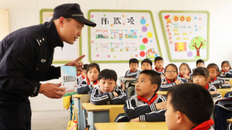 新规首将校园欺凌纳入治安管理处罚范畴，“他还是个孩子”不再是挡箭牌