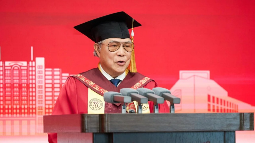 霍震霆獲授中國(guó)人民大學(xué)法學(xué)名譽(yù)博士學(xué)位