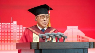 霍震霆获授中国人民大学法学名誉博士学位
