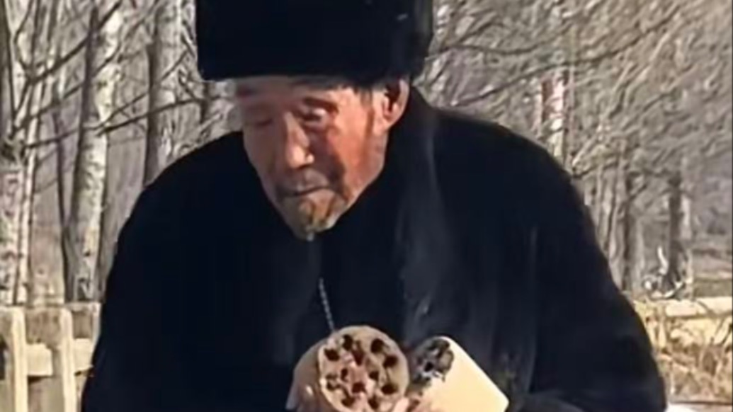 看到了最動人的善意，老人經(jīng)過道路時發(fā)現(xiàn)坑洼，顫顫巍巍地抱起煤球渣填平