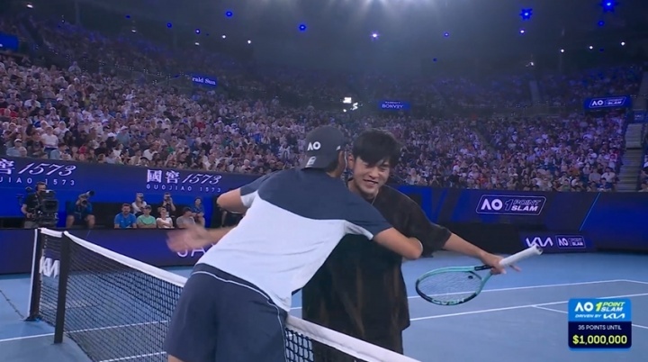 周杰倫澳網(wǎng)上演“國際賽場首秀”，一球制勝一輪游