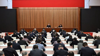 聚焦貫徹中央經(jīng)濟工作會議精神，實現(xiàn)“十五五”良好開局，上海市委中心組學習會聽取專題輔導報告