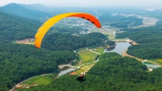 岳阳一滑翔伞坠落致1死1重伤事故调查报告公布：带飞教练违规操作引发失控