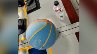 展區(qū)籃球從3樓墜落砸傷夫妻，361度：熊孩子碰倒模特所致