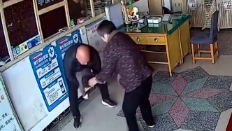 幼童吃药被卡嘴唇发紫，幸好邻居会这个“保命技能”