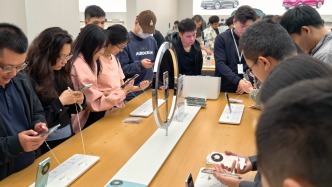 机构：苹果三星继续领跑去年全球手机市场，存储芯片涨价令今年承压