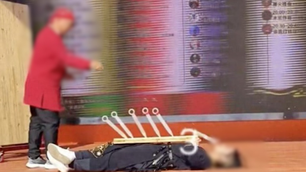 飞刀表演失误扎中演员面部？武汉木兰不夜城景区：系道具刀，演员受小擦伤