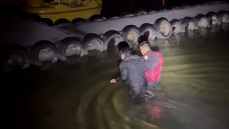 男子感情受挫深夜跳河，救援队员耐心开导两小时劝回