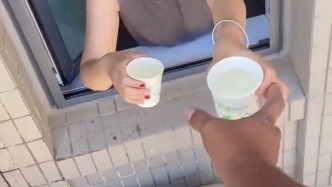 “被關(guān)心的感覺(jué)很暖”，工人高空作業(yè)，熱心業(yè)主開(kāi)窗遞水