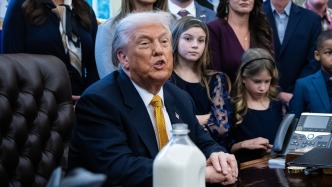 邀記者暢飲放了5天的牛奶，特朗普：還挺新鮮的