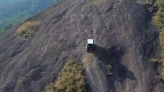 越野车开上江西鹰潭龙虎山，龙虎山景区：该地段未开发