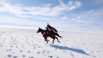 賀嬌龍母校發(fā)文悼念：她曾擔(dān)任班級(jí)宣傳委員，工作認(rèn)真負(fù)責(zé)