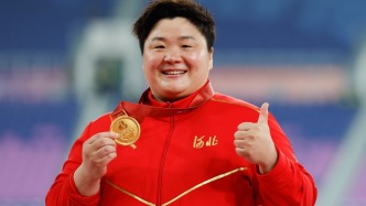 “最疼的時候坐著投也要練”，膝蓋半月板曾重度撕裂，鞏立姣說藥勁過了只能咬牙忍著