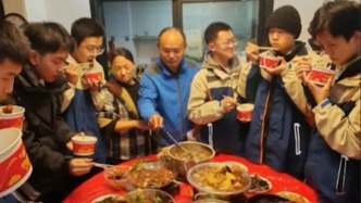 延續(xù)23年的“家宴儀式感”：湖北一高三班主任每年都帶學(xué)生回家吃飯