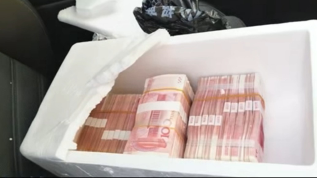 女子疑遭网络诈骗，民警设卡拦人保住30万现金