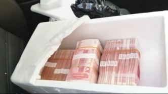 女子疑遭網(wǎng)絡(luò)詐騙，民警設(shè)卡攔人保住30萬(wàn)現(xiàn)金