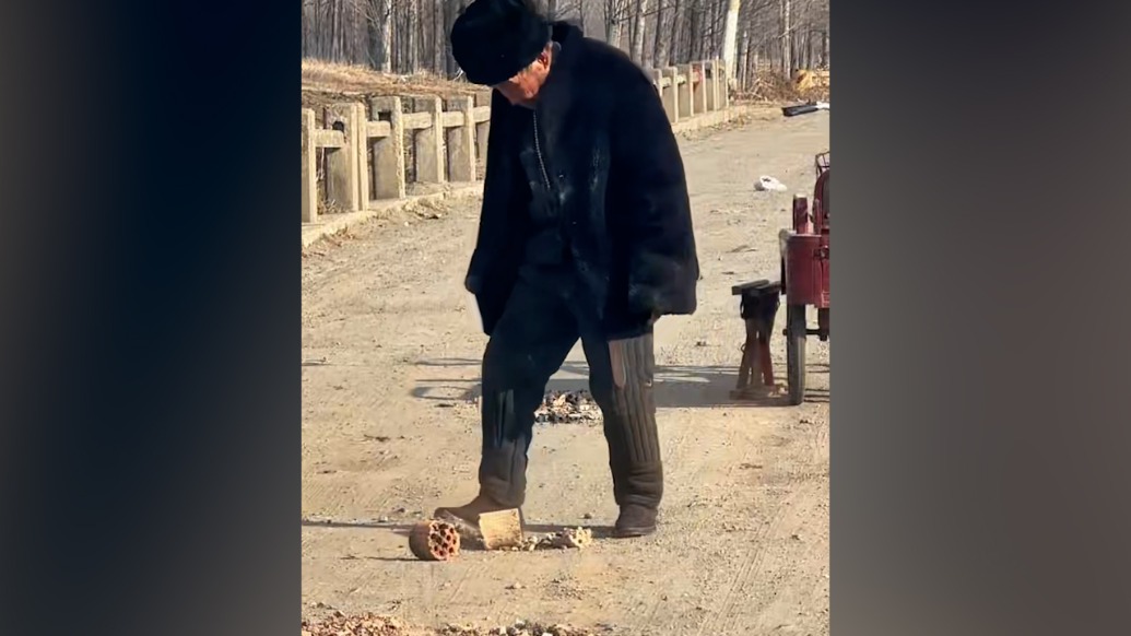 街道辦回應九旬老人用煤球渣補橋面:向上級單位申請進一步修繕