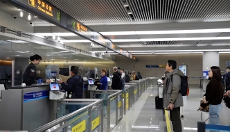 大雾消散后航班集中出入境，上海边检多方联动缩短旅客滞留时间