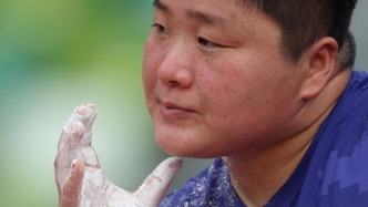 “冬天会咳嗽，喘不上来气”，巩立姣说比赛训练时用的镁粉会吸进肺