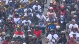 委内瑞拉加拉加斯车队游行，要求释放马杜罗