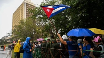 美国对委内瑞拉悍然动武，古巴迎接在委牺牲32人回家