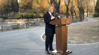 寒风中的记者会：加拿大总理卡尼在京释放中加关系暖意