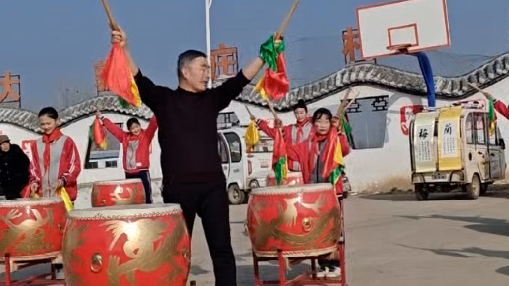 一靜一動(dòng)間體會(huì)傳統(tǒng)文化！鄉(xiāng)村小學(xué)生向駐村干部學(xué)刻字和擂鼓