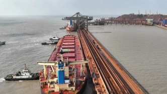 首船西芒杜鐵礦石運抵中國寶武馬跡山港，寶鋼寶山基地率先“嘗鮮”
