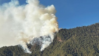 云南怒江州境內突發(fā)荒火，官方：火勢已被控制，仍在撲救當中