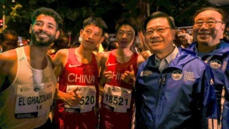 郭晶晶霍启刚亮相香港马拉松赛，李家超：推动体育盛事化发展