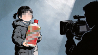 男子擺拍“女兒在跳蚤市場50元換回名酒”被行政處罰