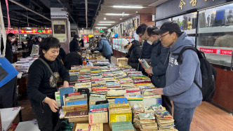 挑燈也要淘書，城隍廟舊書市集艱難重啟