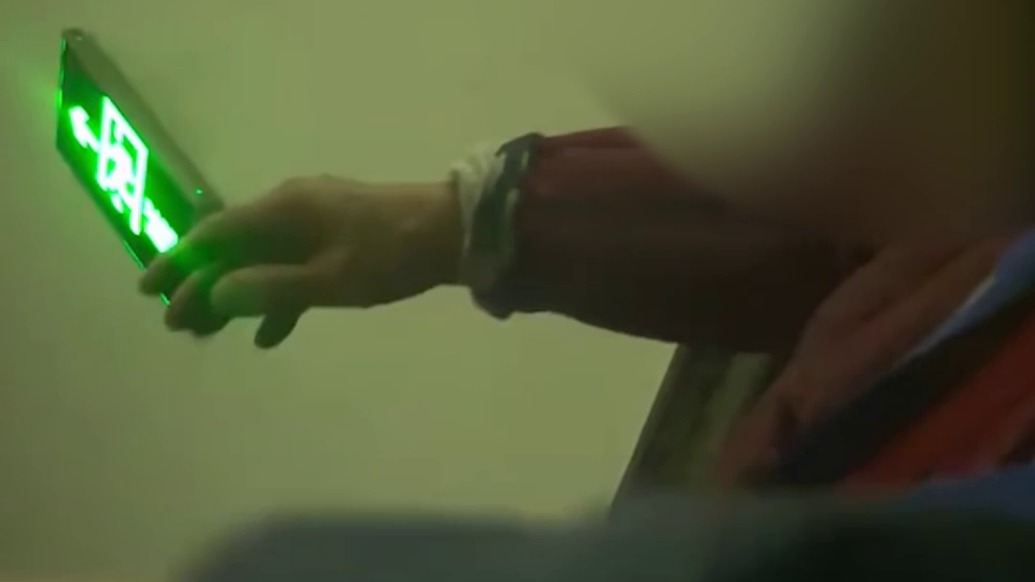 小區(qū)著火，男子火場(chǎng)逆行逐層敲門喊鄰居還背出癱瘓老人